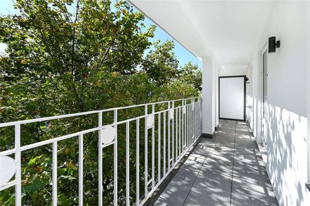 A stunning interior designed one bedroom fifth floor, with lift and balcony, the apartment also benefits from weekday concierge. - Photo 5