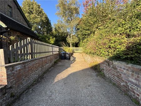 An updated two bedroom semi-detached cottage located in the village of Ardingly within walking distance of the local amenities. Recently refurbished with high quality interior and modern features. Double bedroom and a large single room. - Photo 3