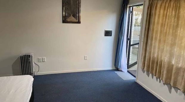 ELECTRICITY INCLUDED - CENTRAL FURNISHED BEDSIT UNIT! - Photo 1