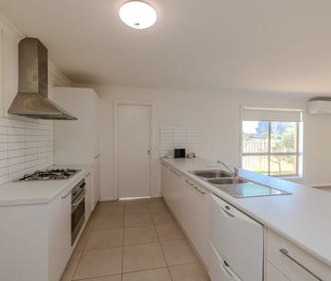 Comfortable 4-Bedroom Home with Large Outdoor Space - Photo 6