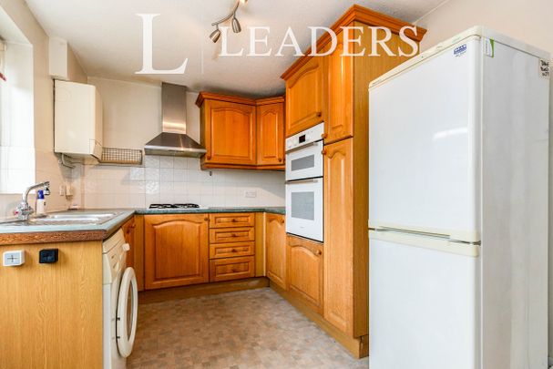 2 bedroom end of terrace to rent Delaporte Close - Photo 1