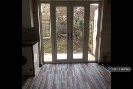 3 bedroom semi-detached house to rent - Photo 4