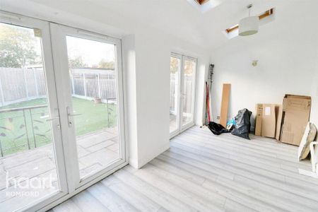 3 bedroom end of terrace house to rent - Photo 4