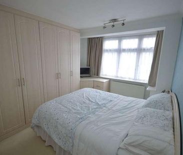 Heybridge Drive, Ilford, IG6 - Photo 5