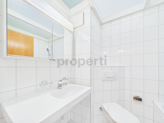 Moderne 3.5-Zimmer-Dachwohnung an ruhiger Lage mit heller Wohnatmosphäre in Reinach - Foto 1