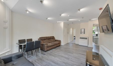 Spacious 4-Bed Ensuite Student Apartment with Large Gardens, Free Parking, Contents Insurance & End of Tenancy Clean - Photo 4