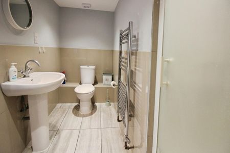 1 bedroom Flat To Let - Photo 5