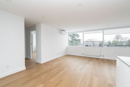 150 The Donway West - Photo 4