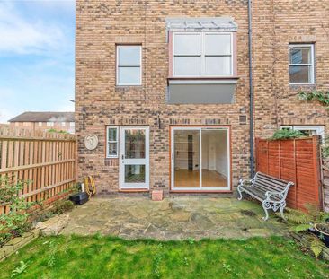 A well-presented four bedroom house in Thorney Crescent. - Photo 2