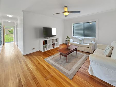 MODERN COASTAL LIVING JUST METRES FROM THE BEACH - Photo 2