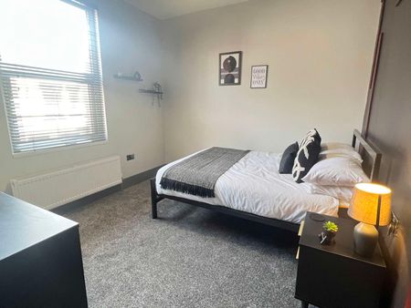 Stunning 6 Bed HMO in the heart of Harehills! Room 6 - Photo 4