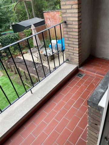 Volledig gerenoveerd appartement met 2 slaapkamers en garage met oprit. - Foto 5