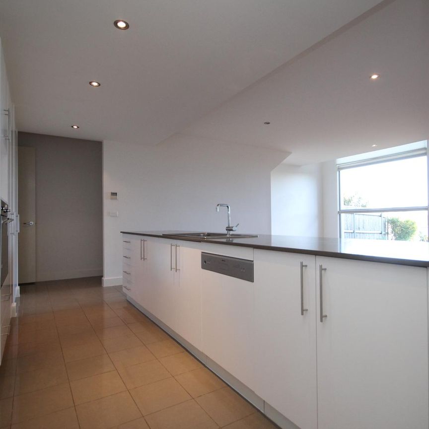 EXECUTIVE TOWNHOUSE BY THE LAKE! - Photo 1