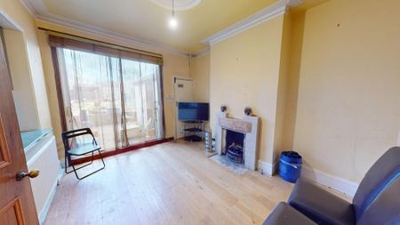 1 bedroom in a house share to rent - Photo 2