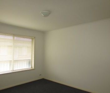 1 bedroom unit in quiet complex - Photo 2