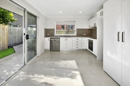 Two-Bedroom Granny Flat with Private Garden - Photo 5