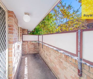 BEAUTIFULLY COSY RENOVATED 3 BEDROOM UNIT - Photo 6