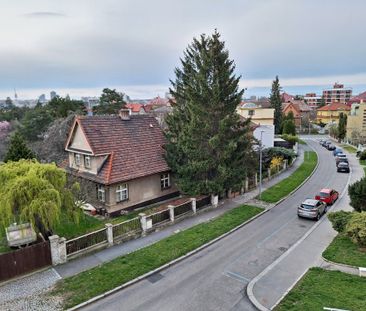 Světlý a tichý byt 1+1 o celkové ploše 35 m² s prostornou proskleno... - Photo 3
