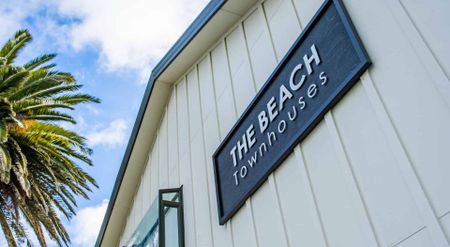 Refurbished Three-Bedroom, Two-Bathroom Townhouse in the Heart of Paraparaumu Beach - Photo 3