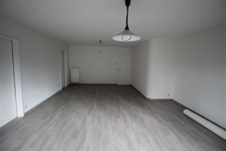 Een gerenoveerd instapklaar appartement op de eerste verdieping links van de linker ingang - met balkon, terras en garage. - Foto 4