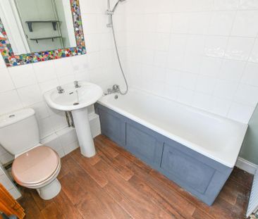 3 bedroom flat to rent - Photo 4