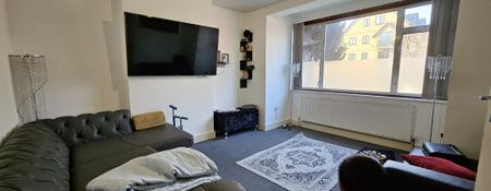 4 bedroom semi-detached house to rent - Photo 3