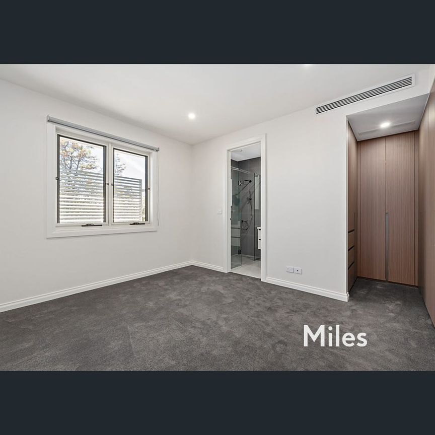 STYLE AND ELEGANCE IN THE HEART OF IVANHOE! - Photo 1