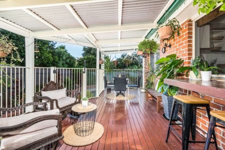 Exceptional Location, Low Maintenance - Photo 4