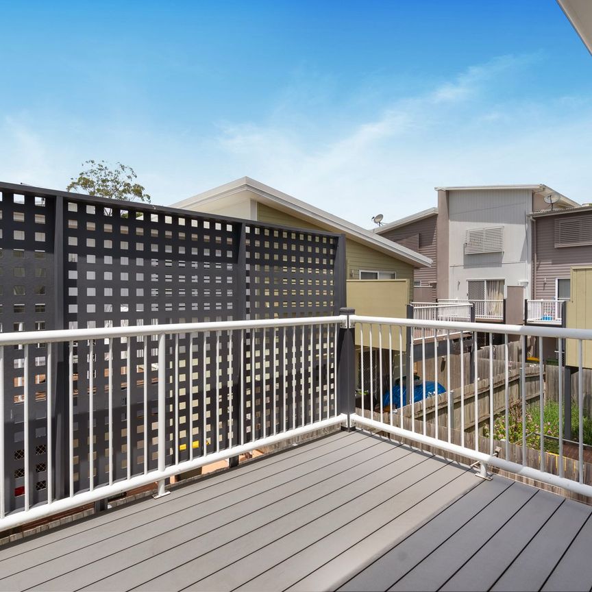 Spacious Townhome with 2 Car Garage - Photo 1