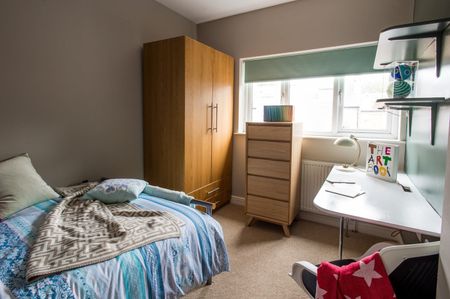 6 Bed End Terrace, Balfour Road, NG7 - Photo 2