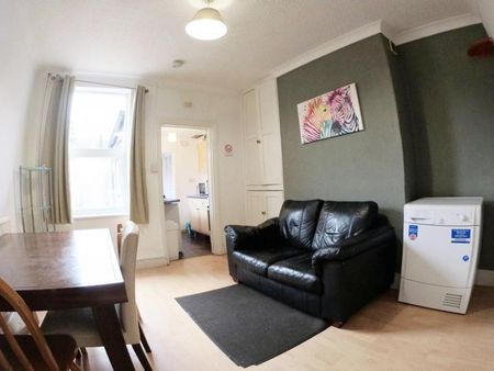 1 bedroom in a house share to rent - Photo 2