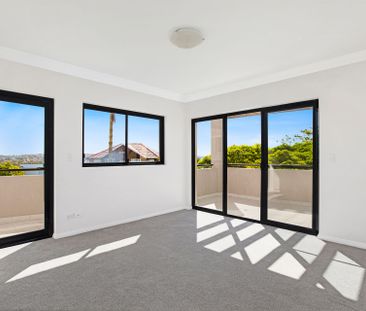 Bright & Spacious Top Floor Apartment - Photo 1