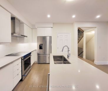 Townhouse For Lease | N8132794 - Photo 4