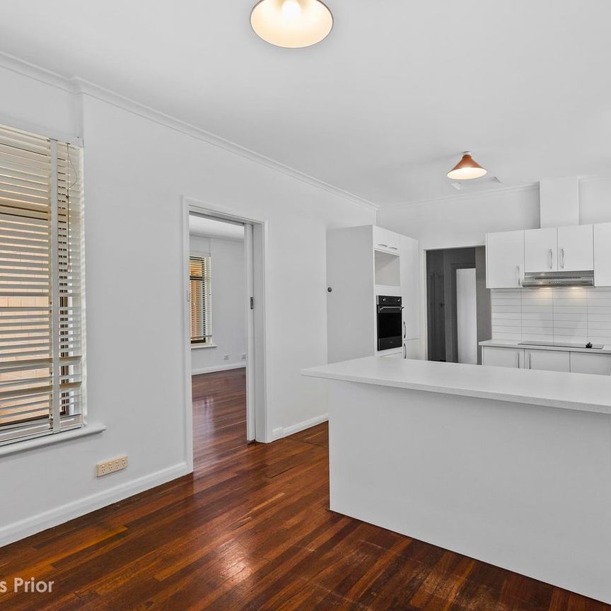 Located in Sought After Suburb - Neat & Tidy Family Home - Photo 1