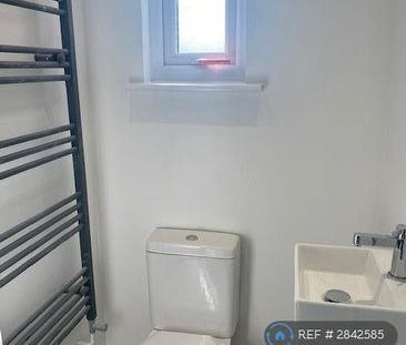 1 bedroom in a house share to rent - Photo 6