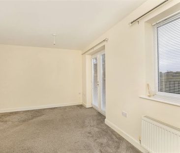 Well-presented and deceptively spacious three bedroom, three-storey... - Photo 2