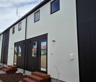 Stylish, Superior Build Townhouse – Walk to Barrington Mall - Photo 3