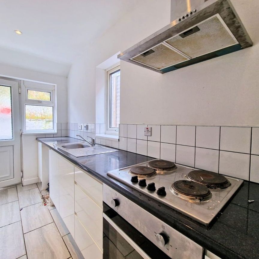 3 Bed End Terrace, Aylesbury Crescent, B44 - Photo 1