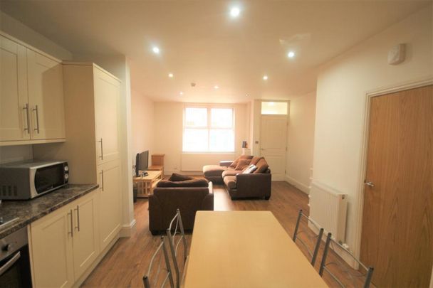 4 bedroom terraced house to rent - Photo 1