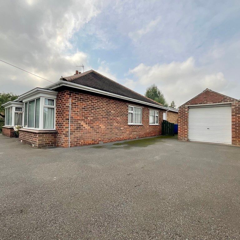 4 bedroom Detached Bungalow to let - Photo 1