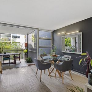 Large 2 bedroom furnished apartment - Photo 2