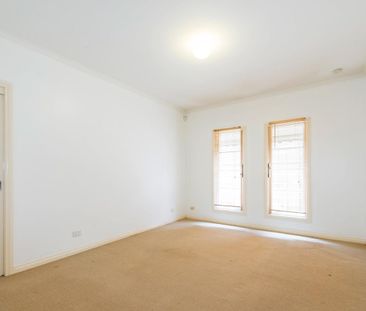 SPACIOUS SINGLE STOREY TOWNHOUSE IN SAFE SECURE NEIGHBOURHOOD! - Photo 1