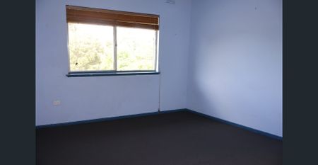 LARGE FAMILY LIVING OPPOSITE PARK - Photo 4