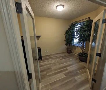 Large spacious house 3 B/R - 2.5 bath - fully finished basement | Calgary - Photo 1