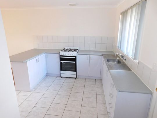 TWO BEDROOM UNIT CLOSE TO SCHOOLS, SHOPS AND TRANSPORT. - Photo 1