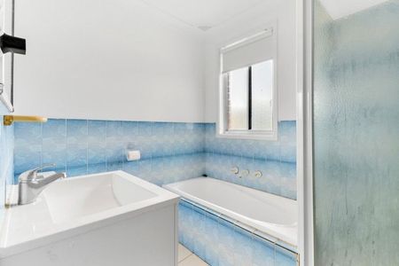 3 Bedroom home with split system air conditioning and modern kitchen! - Photo 5