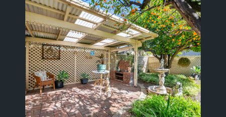 Family Home 3 or 4 Bedrooms | 3 Spacious Living Areas - Photo 3