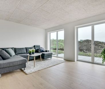 Indflytningsklart enderækkehus med udsigt over grønne arealer. - Foto 2