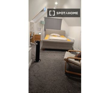 Room for rent in a 4-bedroom house in Killinardan, Dublin - Photo 3