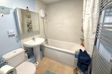 2 bedroom end of terrace house to rent - Photo 4